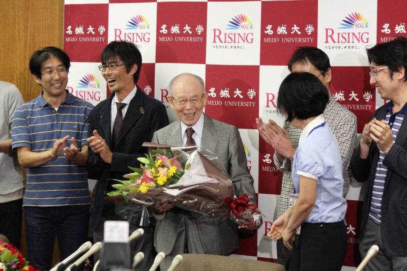 Dr. Akasaki being congratulated by his research staff at a press conference on October 7
