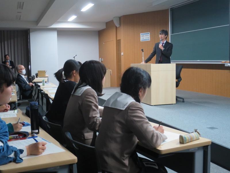 Professor Takeuchi gives a talk at the symposium