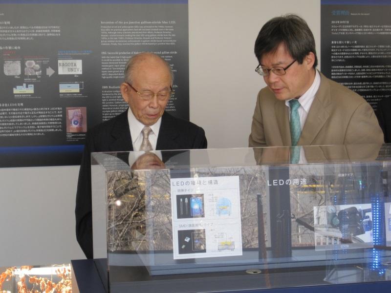 Professor Akasaki (on the left) and Professor Amano view the exhibits related to their Nobel Prize-winning research