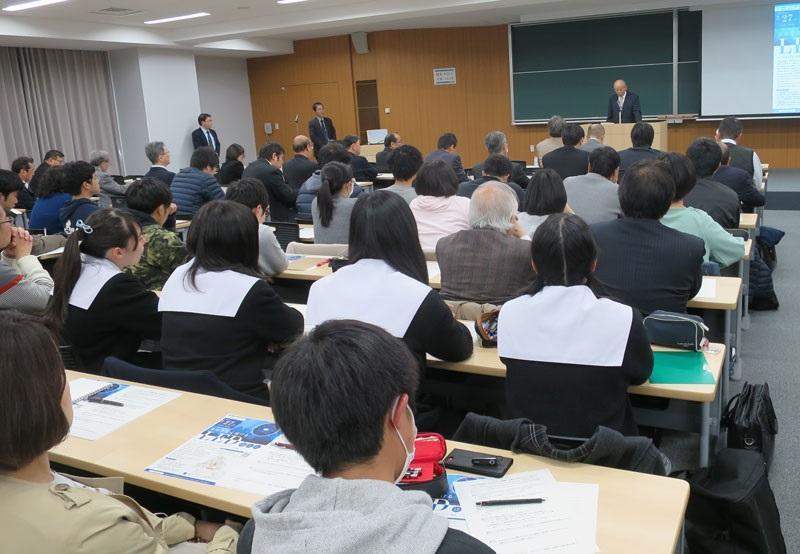Professor Akasaki speaks to symposium participants