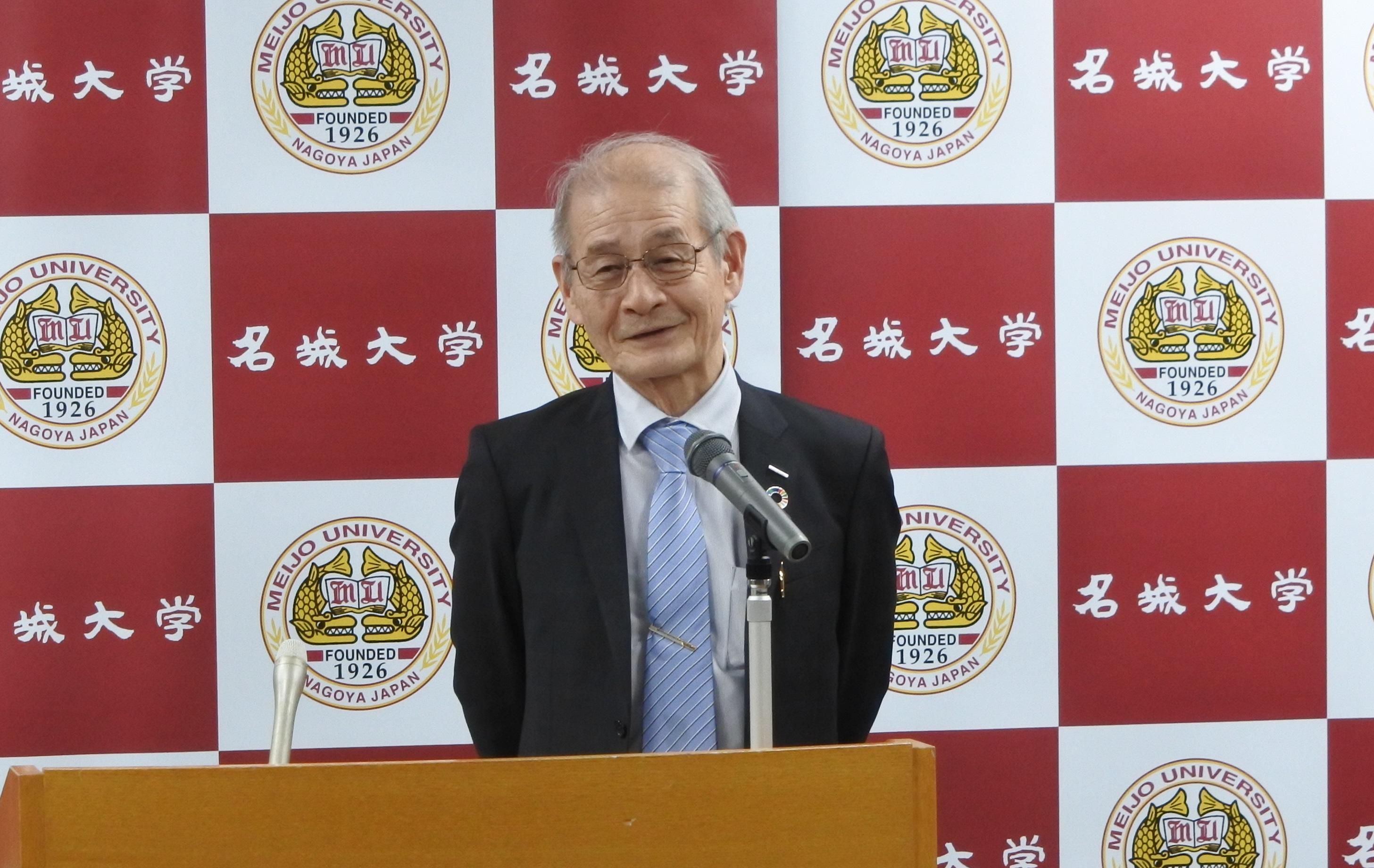 Dr. YOSHINO giving his thank-you speech