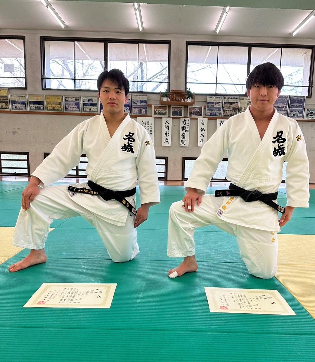 「固の形」で優勝した石川聖人選手（左）と更谷岳選手