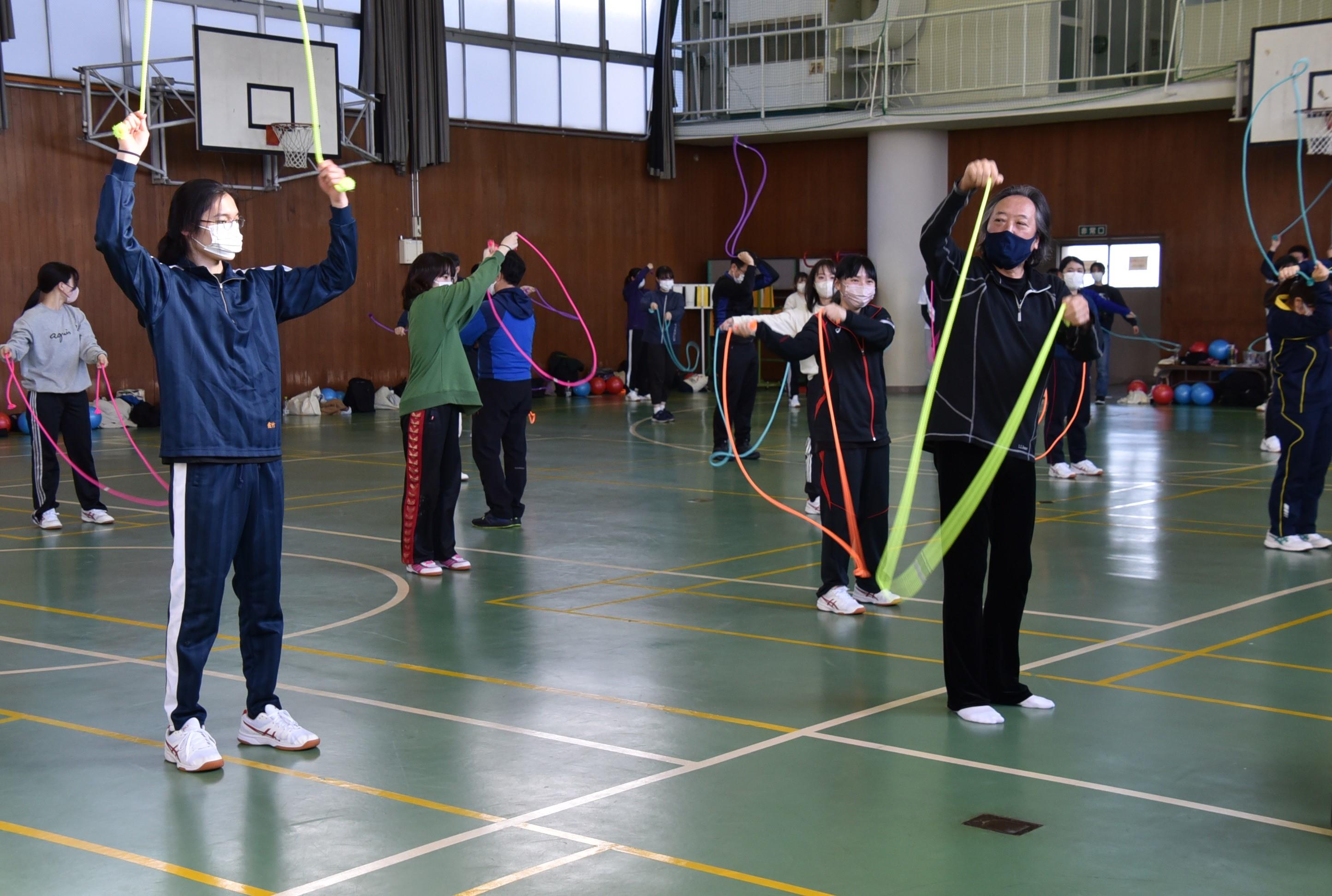 ロープを使った運動を指導する日本体育大学の荒木達雄名誉教授