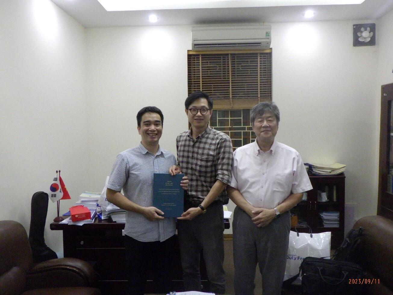 Donation of PhD thesis: Vice Head of Faculty of Civil Engineering, UTC, Dr. Nguyen Xuan Tung and Dr. Nguyen Anh Duc, Prof. Dosho Yasuhiro